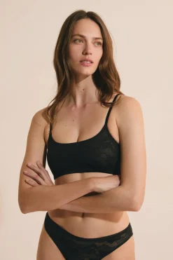 Biustonosz typu bralette z koronki