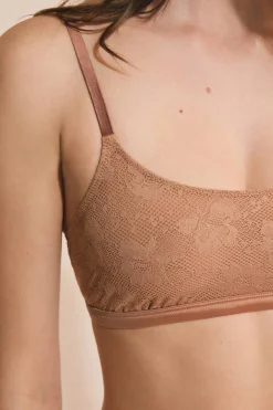 Biustonosz typu bralette z koronki