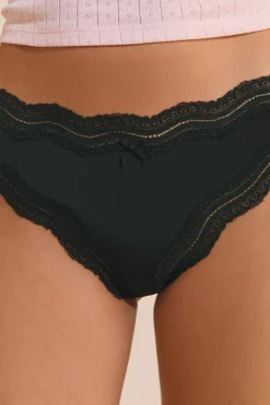 Majtki typu tanga z dodatkiem koronki