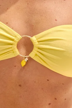 Satynowa góra od kostiumu kąpielowego typu bandeau z cytrynową zawieszką