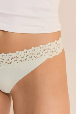 Stringi z mikrofibry i koronki
