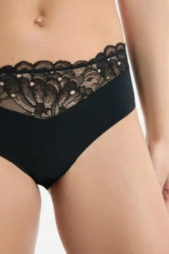 Szorty z detalami koronkowymi
